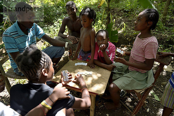 Kinder spielen Domino  Tchawa  Leogane  Haiti