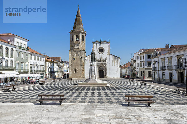 Kirche des Heiligen Johannes des Täufers auf dem Republik-Platz  Tomar  Ribatejo  Portugal