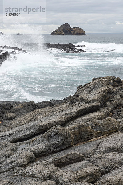 Wellen an der Küste  Insel Chinaman's Hat vor der Insel San Salvador  Galapagosinseln  Unesco-Weltkulturerbe  Ecuador