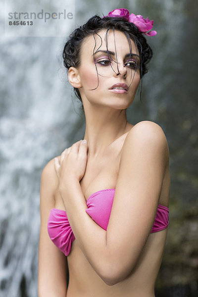 Junge Frau posiert im pinken Bikini