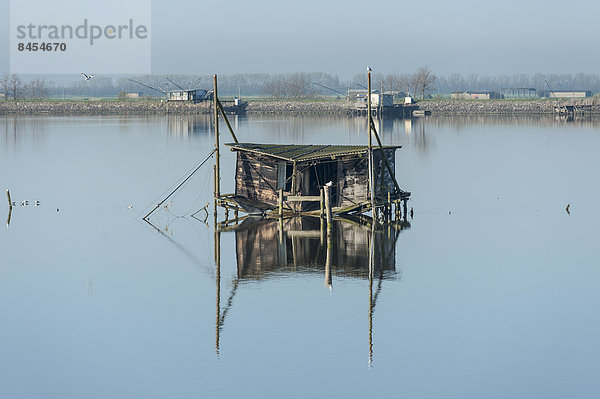 Verfallene Fischerhütte in einer Lagune  Spiegelung  Po-Delta  Comacchio  Emilia-Romagna  Italien