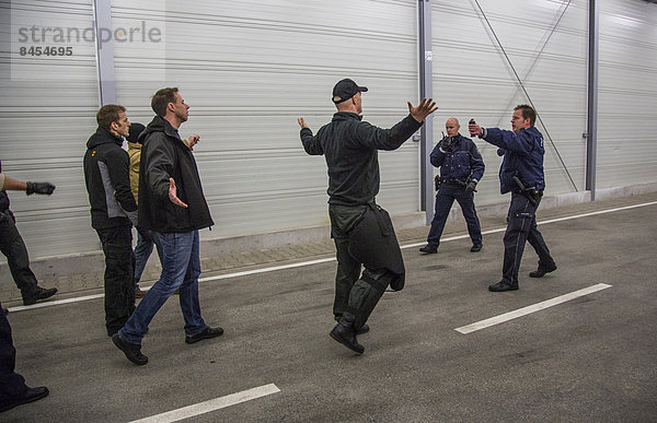 Polizeitraining für Einsatztaktiken  Bewältigung von Gewalt-Lagen  Schießausbildung  Regionales Trainingszentrum der Polizei für Ost-Westfalen