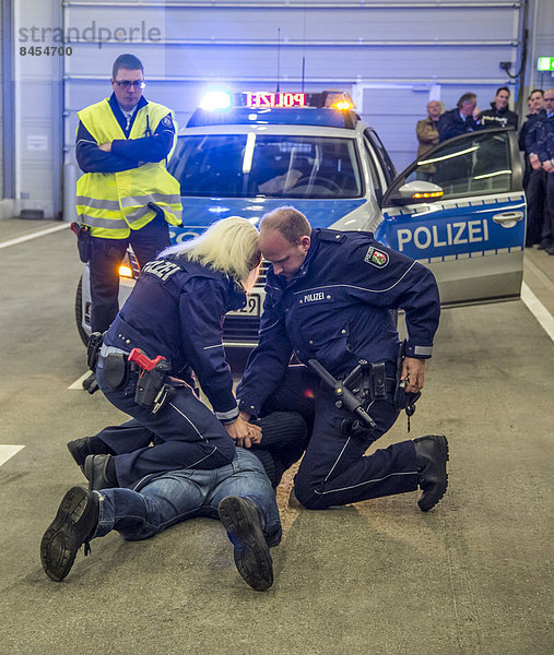 Polizeitraining für Einsatztaktiken  Bewältigung von Gewalt-Lagen  Schießausbildung  Regionales Trainingszentrum der Polizei für Ost-Westfalen