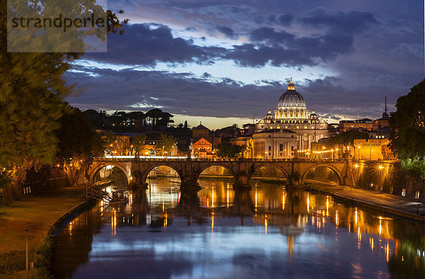 Ausblick von der Ponte Umberto I über den Tiber zu Engelsbrücke und den Petersdom  Basilica di San Pietro  Rom  Latium  Italien