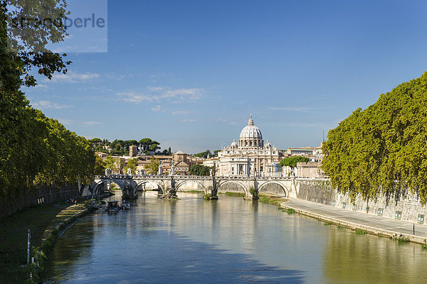 Ausblick von der Ponte Umberto I über den Tiber auf die Engelsbrücke und den Petersdom  Basilica di San Pietro  Rom  Latium  Italien