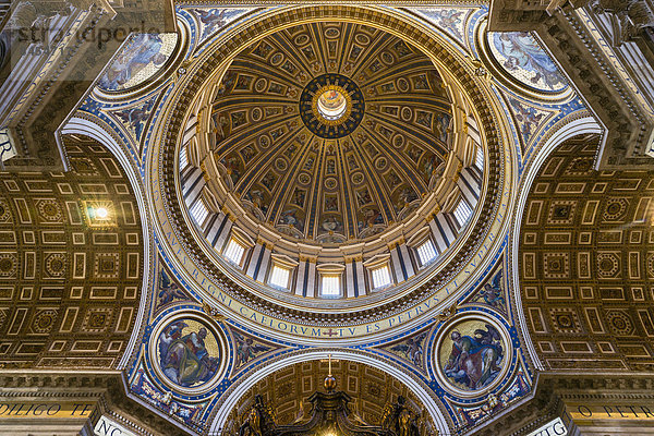 Vierung mit Kuppel der Basilika San Pietro  Petersdom  Vatikanstaat  Vatikan  Rom  Italien
