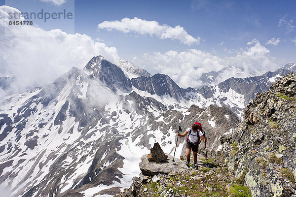 Wanderer beim Aufstieg zur Hohen Wilden  hinten die Hohe Weiße  Schnalstal  Südtirol  Italien