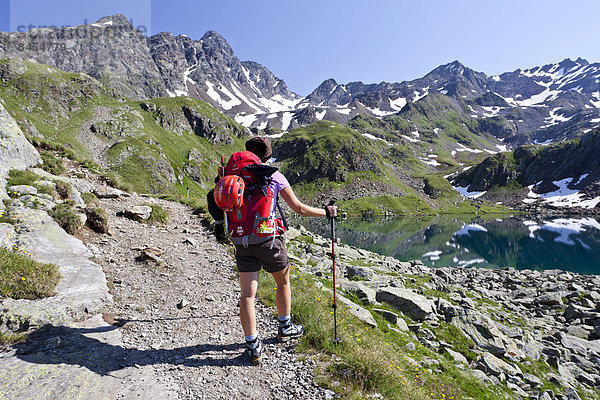Bergsteiger beim Großen Schwarzsee  hinten die Schwarzwandscharte mit der Hofmannspitz  Südtirol  Italien
