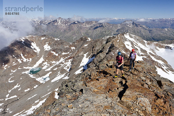 Bergsteiger beim Aufstieg über den Gipfelgrat auf die Hintere Eggenspitze im Ultental  Südtirol  Italien