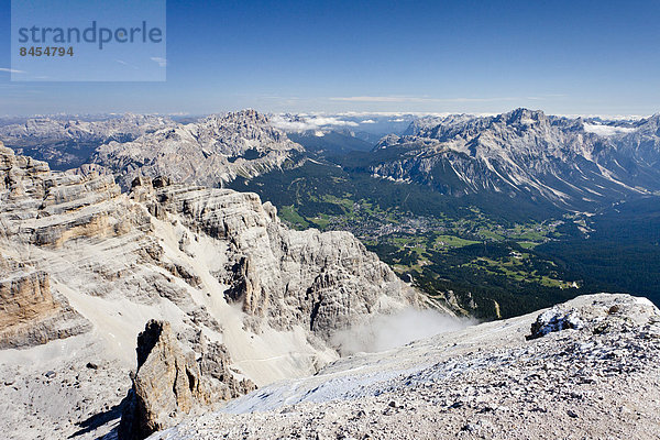 Ausblick vom Gipfel der Tofana di Rozes  hinten der Monte Cristallo  unten das Dorf Cortina d'Ampezzo  Ampezzaner Dolomiten  Belluno  Italien