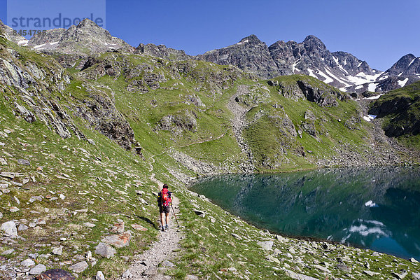 Bergsteiger beim Großen Schwarzsee  beim Aufstieg auf das Zuckerhütl  hinten die Schwarzwandscharte mit der Hofmannspitze  Südtirol  Italien