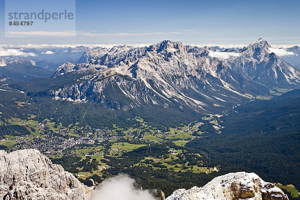 Ausblick vom Gipfel der Tofana di Rozes  unten das Dorf Cortina d'Ampezzo  hinten die Sorapisgruppe und der Antelao  Dolomiten  Belluno  Italien
