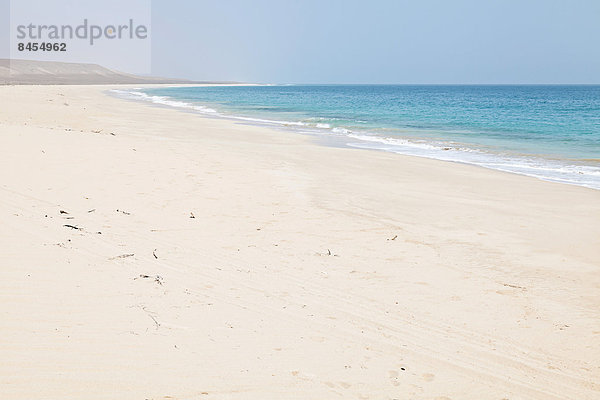 Der weite und lange Strand der Praia de Curral Velho im Süden der Insel Boa Vista  Kapverden