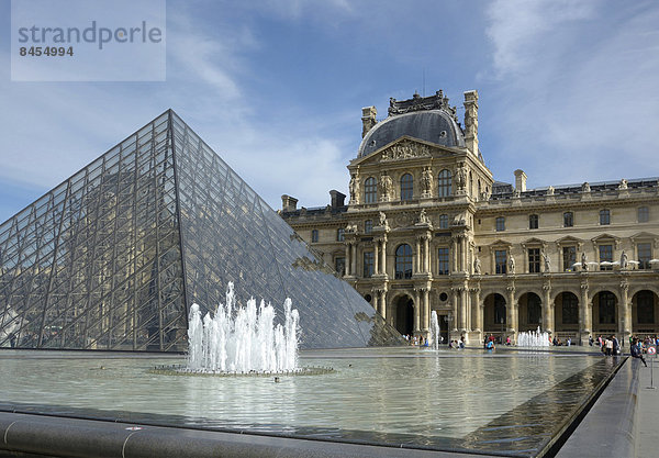 Musée du Louvre mit der Pyramide  Paris  Region Île-de-France  Frankreich