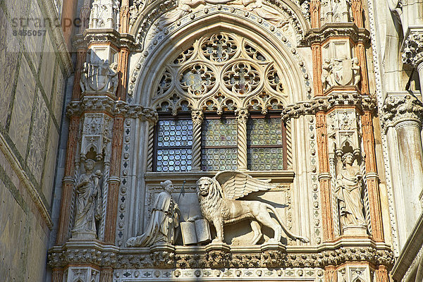 Porta della Carta  gotischer Eingangsbereich mit einer Statue des knienden Dogen Francesco Foscari  Dogenpalast  Venedig  Venetien  Italien