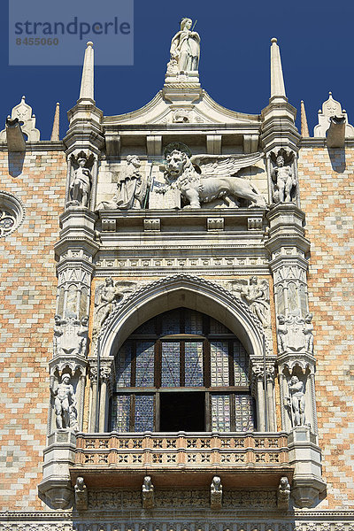 Statuen im gotischen Stil  14. Jahrhundert  Dogenpalast  Venedig  Venetien  Italien
