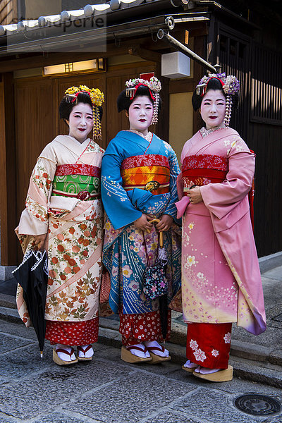 Traditionell gekleidete Geishas in Kyoto  Japan