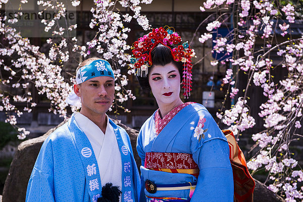 Traditionell gekleideter Mann und Geisha im Geisha-Viertel Gion  Kyoto  Japan