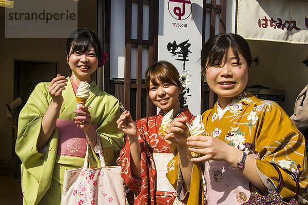 Traditionell gekleidete Mädchen essen Eis  Kyoto  Japan