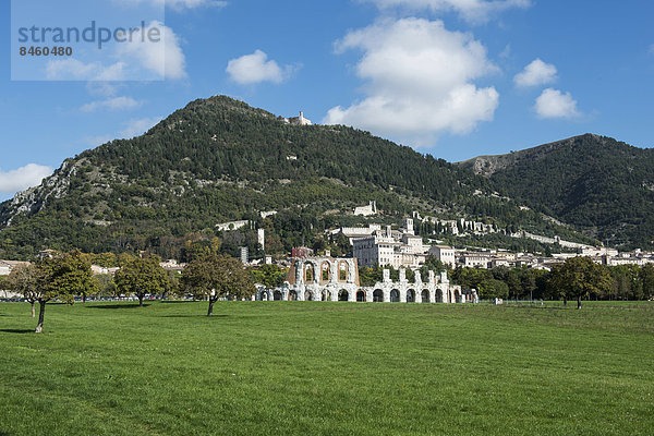 Historische Stadt Gubbio  Monte Ingino  römisches Theater  Provinz Perugia  Umbrien  Italien