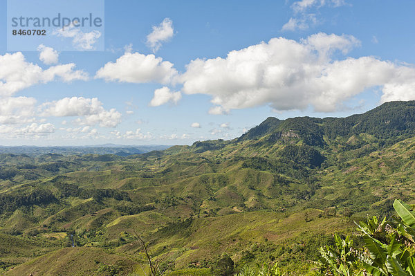 Weite bergige weitgehend entwaldete Landschaft  bei Manakara  Madagaskar