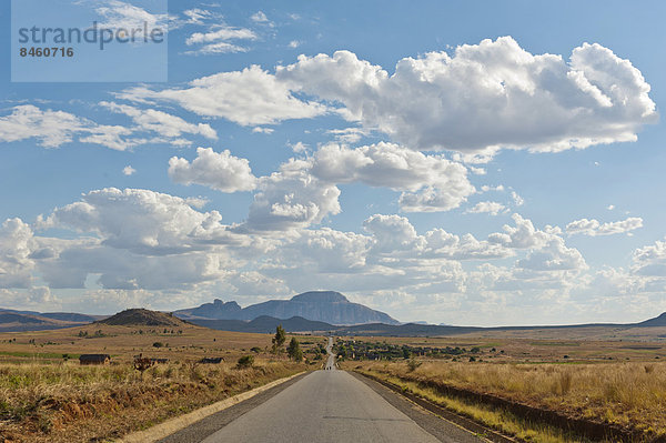 Lange gerade Straße  weite trockene Landschaft  Himmel mit Wolken  Nationalpark Isalo bei Ranohira  Madagaskar