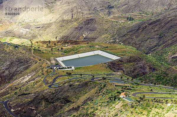 Ausblick ins Tal auf den Wasserspeicher  Alojera  La Gomera  Kanaren  Spanien