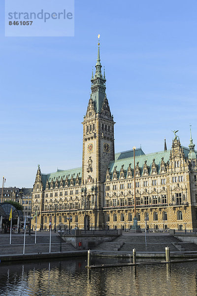 Hamburger Rathaus  vorne die Kleine Alster  Hamburg  Deutschland