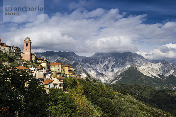 Dorf Fontia  hinten Carrara und die Apuanischen Alpen  Provinz Massa-Carrara  Toskana  Italien