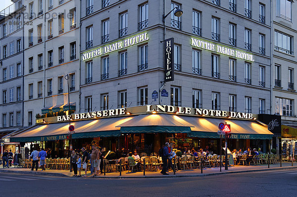 Notre-Dame Hotel  Bar  Brasserie  bei Dämmerung  Paris  Île-de-France  Frankreich