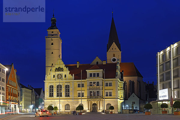 Altes Rathaus mit Pfeifturm und Turm der Pfarrkirche St. Moritz  Ingolstadt  Oberbayern  Bayern  Deutschland