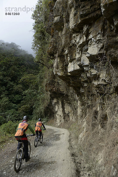 Fahrradfahrer auf der Todesstraße  Ruta de La Muerte  zwischen La Paz und Coroico  Yungas  Departamento La Paz  Bolivien