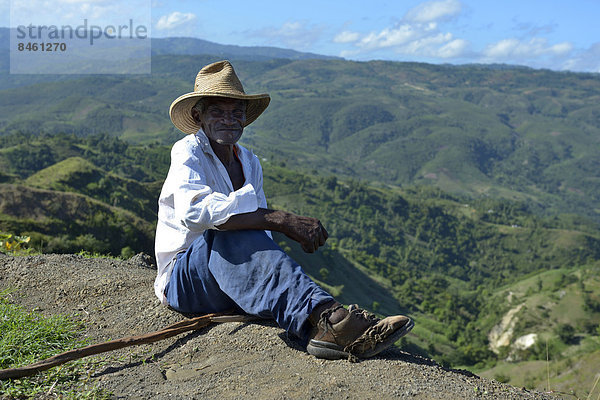 Alter Mann mit löchrigen Schuhen  Village Morin bei Leogane  Haiti