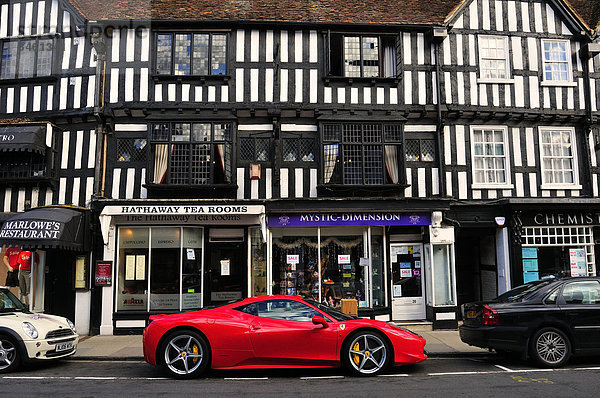 Wohnhaus Auto Großbritannien frontal parken Ferrari England Hälfte Warwickshire