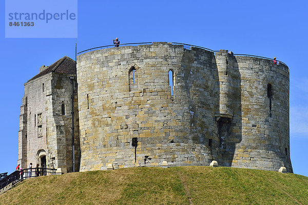 Der Clifford's Tower  Bergfried des York Castle  York  North Yorkshire  England  Großbritannien