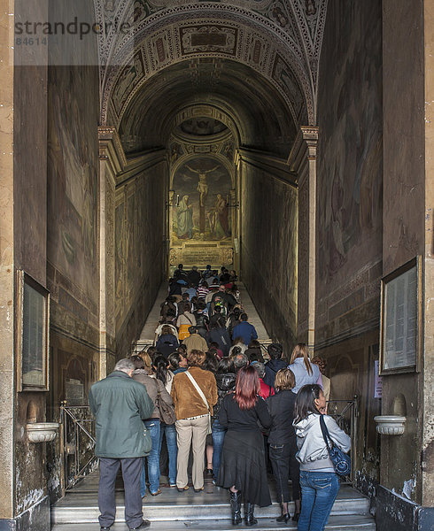 Besucher  Treppe Scala Santa  Kapelle Sancta Sanctorum  Rom  Latium  Italien