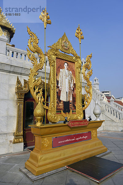 Bildnis von König Bhumibol Adulyadej oder Rama IX.  am Tempel des Goldenen Buddha oder Wat Traimit  Bangkok  Thailand