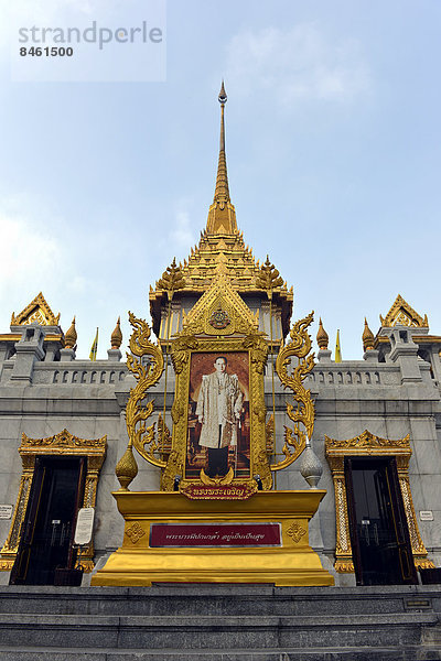 Bildnis von König Bhumibol Adulyadej oder Rama IX.  am Tempel des Goldenen Buddha oder Wat Traimit  Bangkok  Thailand