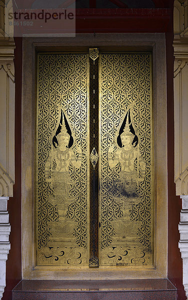 Verzierte Tür  Tempel des Goldenen Buddha oder Wat Traimit  Bangkok  Thailand