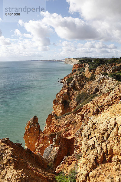 Schroffe Felsenküste der Algarve  Atlantik  Portugal
