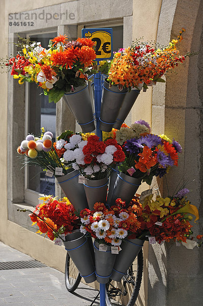 Ständer mit künstlichen Blumen vor einem Geschäft  Bayern  Deutschland