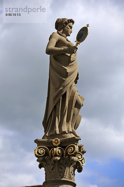 Statue der Rothenburger Minerva  um 1600  Schutzgöttin von Rothenburg  Brunnenfigur auf dem Seelbrunnen  Rothenburg ob der Tauber  Mittelfranken  Bayern  Deutschland