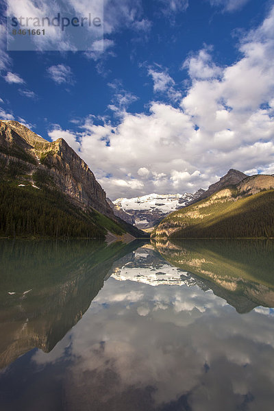 Berge spiegeln sich im Lake Louise  Banff-Nationalpark  Kanada