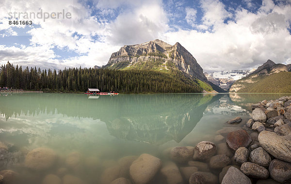 Berg spiegelt sich im Lake Louise  Banff-Nationalpark  Kanada