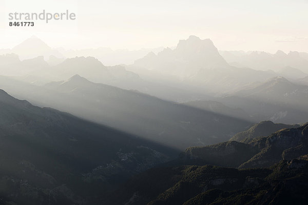 Ausblick vom Piz Boè Richtung Col di Lana  bei Sonnenaufgang  Südtirol  Italien