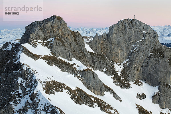 Die Gipfel der Haidachstellwand in der blauen Stunde  hinten die Hohen Tauern und Zillertaler Alpen  Rofan-Gebirge  Tirol  Österreich