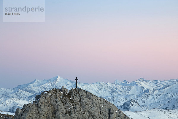 Das Gipfelkreuz der Haidachstellwand  hinten die Hohen Tauern  Rofan-Gebirge  Tirol  Österreich