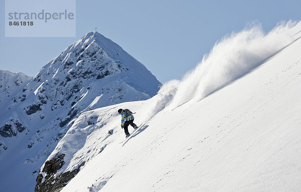 Freerider  Snowboardfahrer bei der Abfahrt  vor dem Standkopf  Sagtaler Spitzen  Alpbachtal  Kitzbühler Alpen  Nordtirol  Österreich