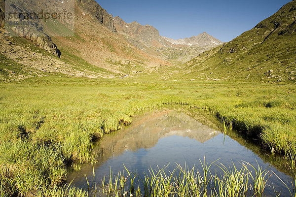 Gebirge spiegelt sich in Teich  Kaunertal  Nordtirol  Österreich