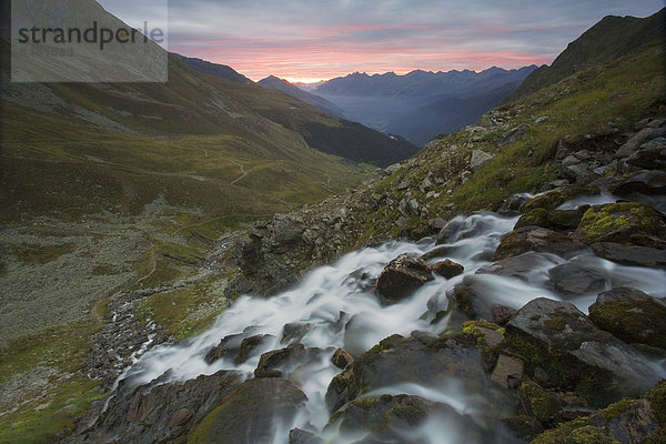 Wasserfall eines Gebirgsbachs bei Sonnenaufgang  Kappl  Verwall  Paznauntal  Tirol  Österreich